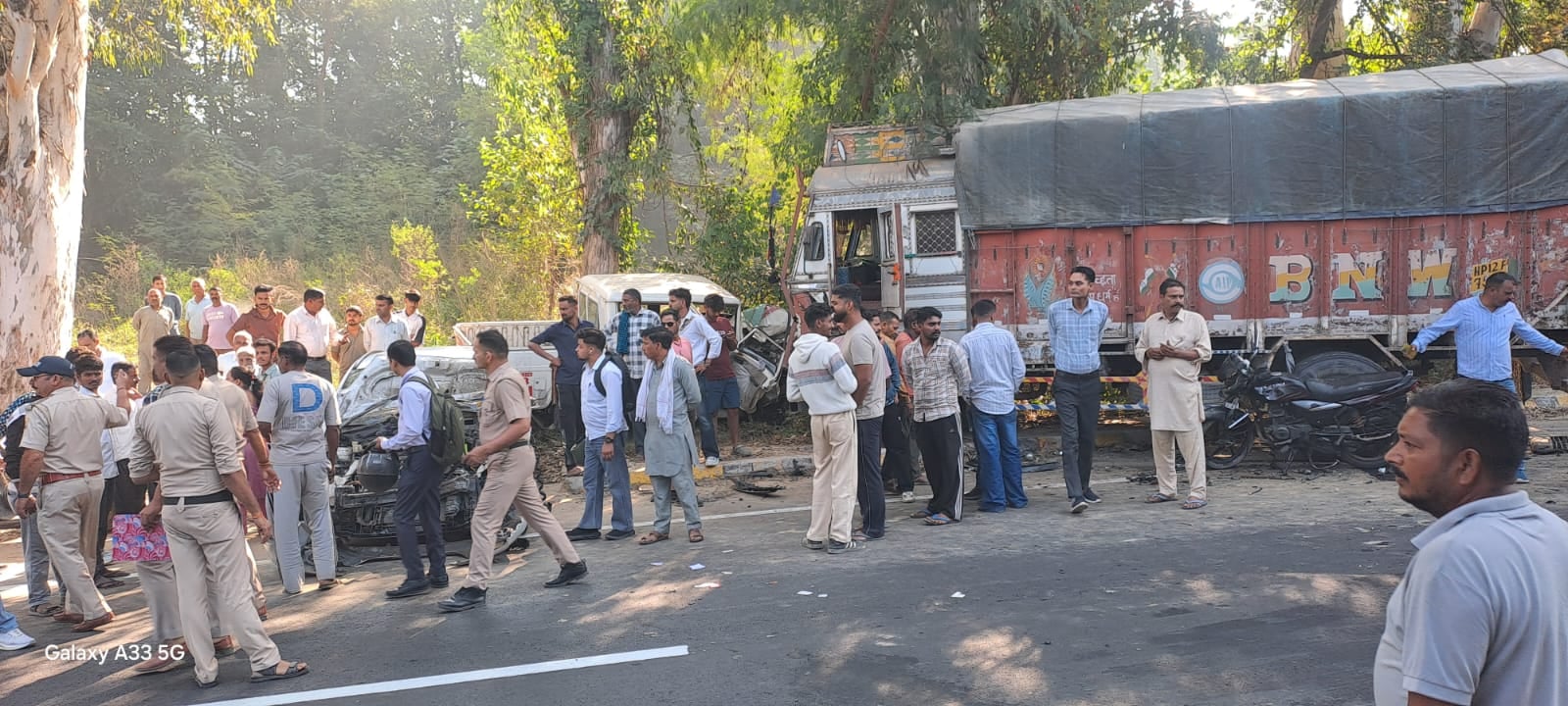 कुठियाडी में सड़क हादसे के दौरान उमड़ी भीड़।