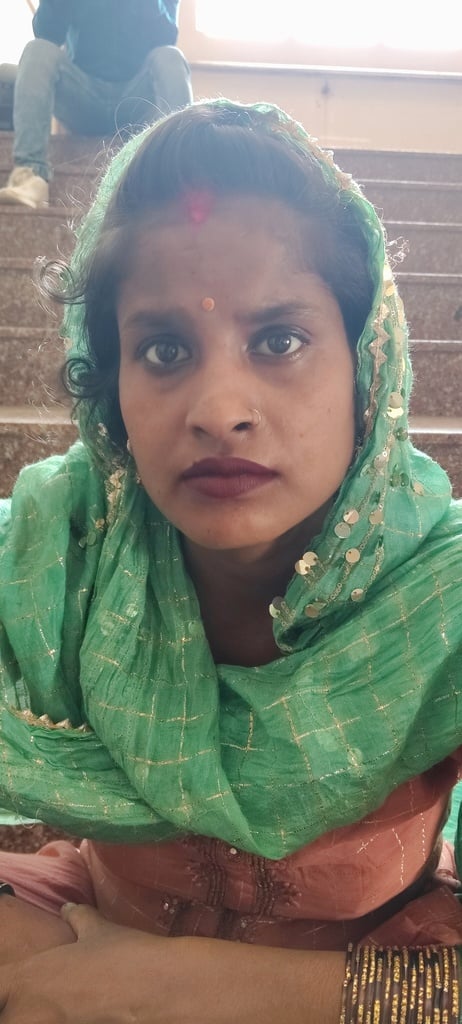 लेडी लॉयल अस्पताल में पैथोलॉजी रिपोर्ट के काउंटर पर रिपोर्ट लेने के लिए कड़ी महिलाएं दूसरी ओर ज लेडी लॉयल अस्पताल में पैथोलॉजी रिपोर्ट के काउंटर पर रिपोर्ट लेने के लिए कड़ी महिलाएं दूसरी ओर ज
