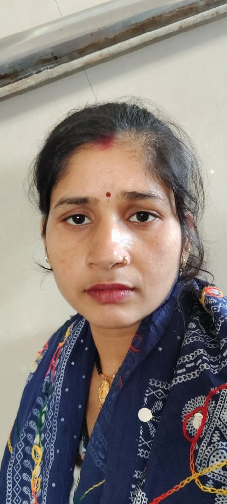 लेडी लॉयल अस्पताल में पैथोलॉजी रिपोर्ट के काउंटर पर रिपोर्ट लेने के लिए कड़ी महिलाएं दूसरी ओर ज लेडी लॉयल अस्पताल में पैथोलॉजी रिपोर्ट के काउंटर पर रिपोर्ट लेने के लिए कड़ी महिलाएं दूसरी ओर ज