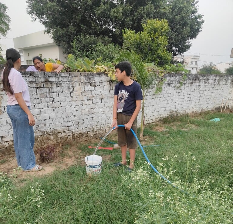 लाडवा। बिजली दफ्तर में शिकायत करने पहुंचे पूर्व सरपंच हुकम चंद एवं अन्य। संवाद