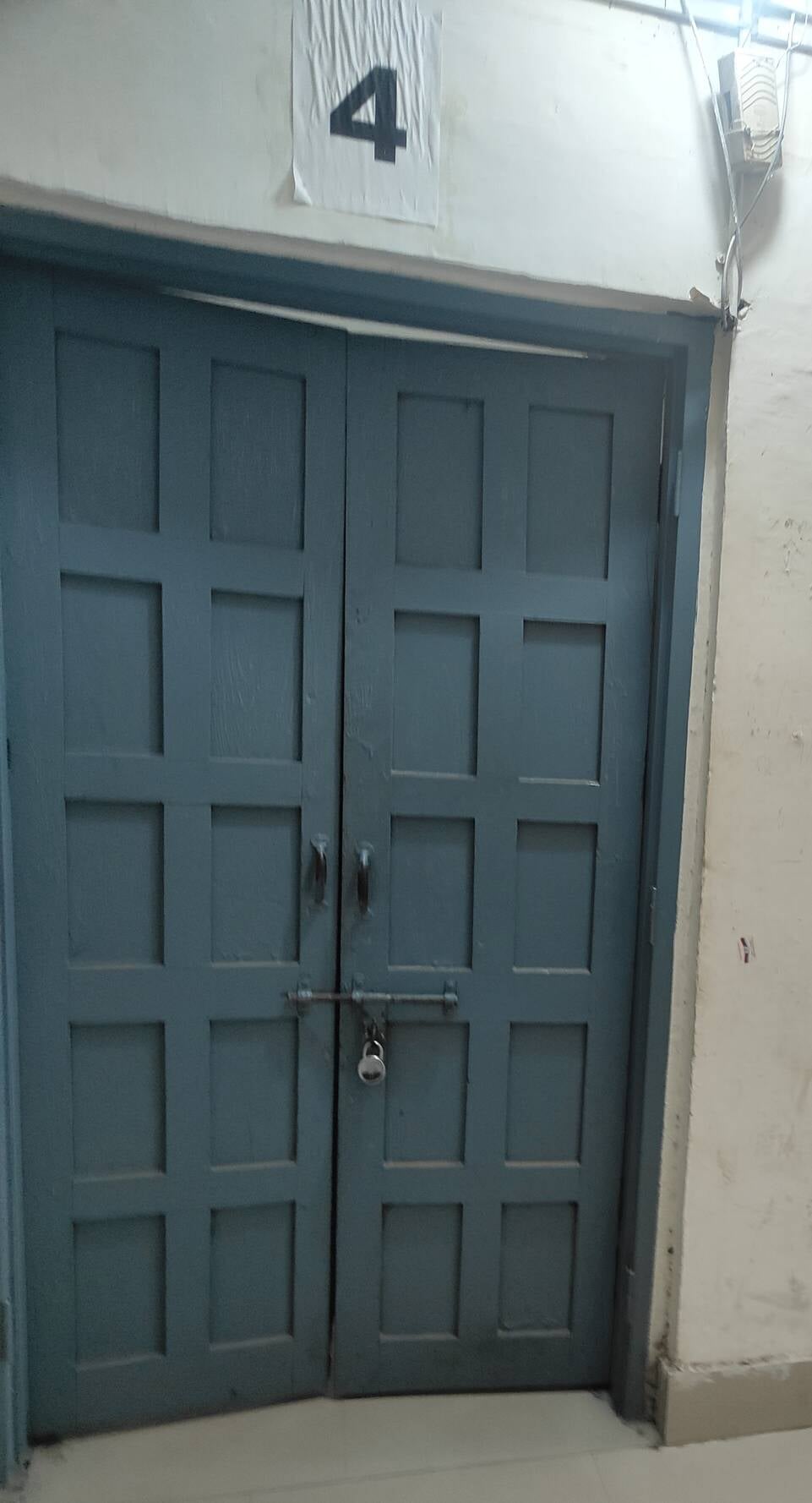 लाडवा। बिजली दफ्तर में शिकायत करने पहुंचे पूर्व सरपंच हुकम चंद एवं अन्य। संवाद