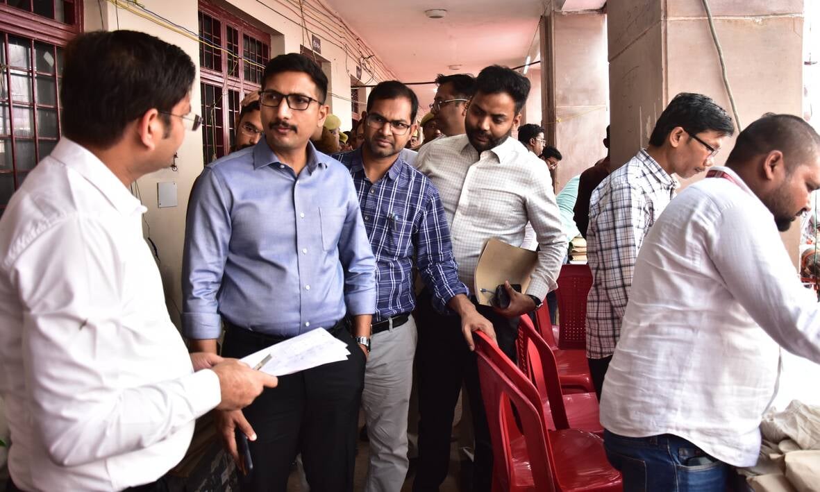 लखनऊ खंड स्नातक एवं शिक्षक निर्वाचन की बृहस्पतिवार को तैयारियां चलीं। 