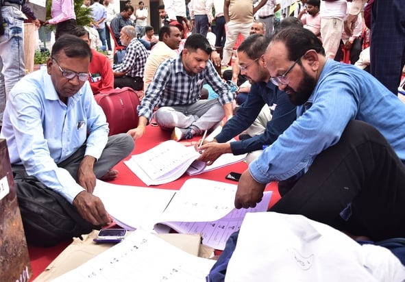 लखनऊ खंड स्नातक एवं शिक्षक निर्वाचन की बृहस्पतिवार को तैयारियां चलीं। 