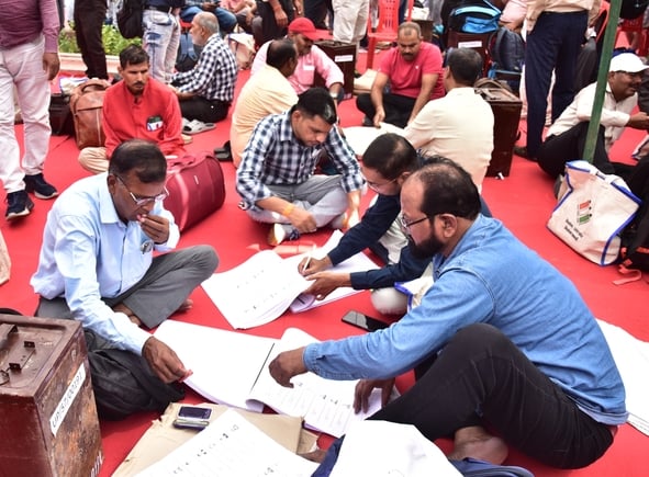 लखनऊ खंड स्नातक एवं शिक्षक निर्वाचन की बृहस्पतिवार को तैयारियां चलीं। 