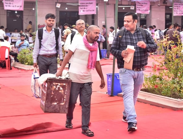 लखनऊ खंड स्नातक एवं शिक्षक निर्वाचन की बृहस्पतिवार को तैयारियां चलीं। 
