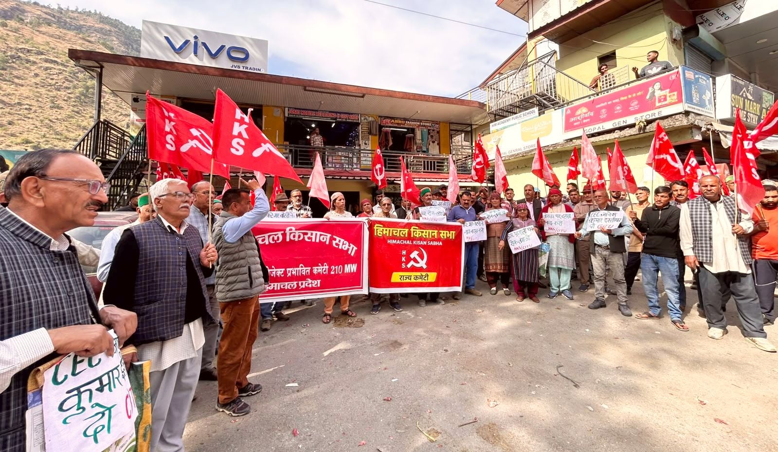 मुख्य चुनाव आयुक्त के इस्तीफे की मांग को लेकर झाकड़ी में प्रदर्शन करते सीटू कार्यकर्ता। स्रोत :
