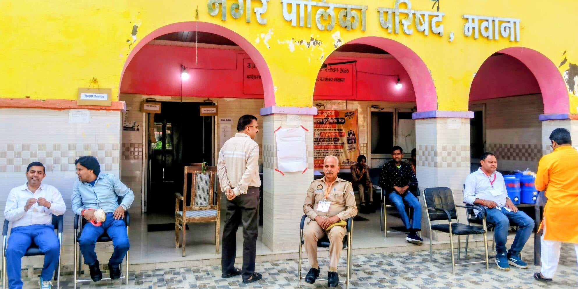 मतदान पूर्ण होने के बाद मतपेटियों के साथ रवाना होते मतदानकर्मी। (मवाना)