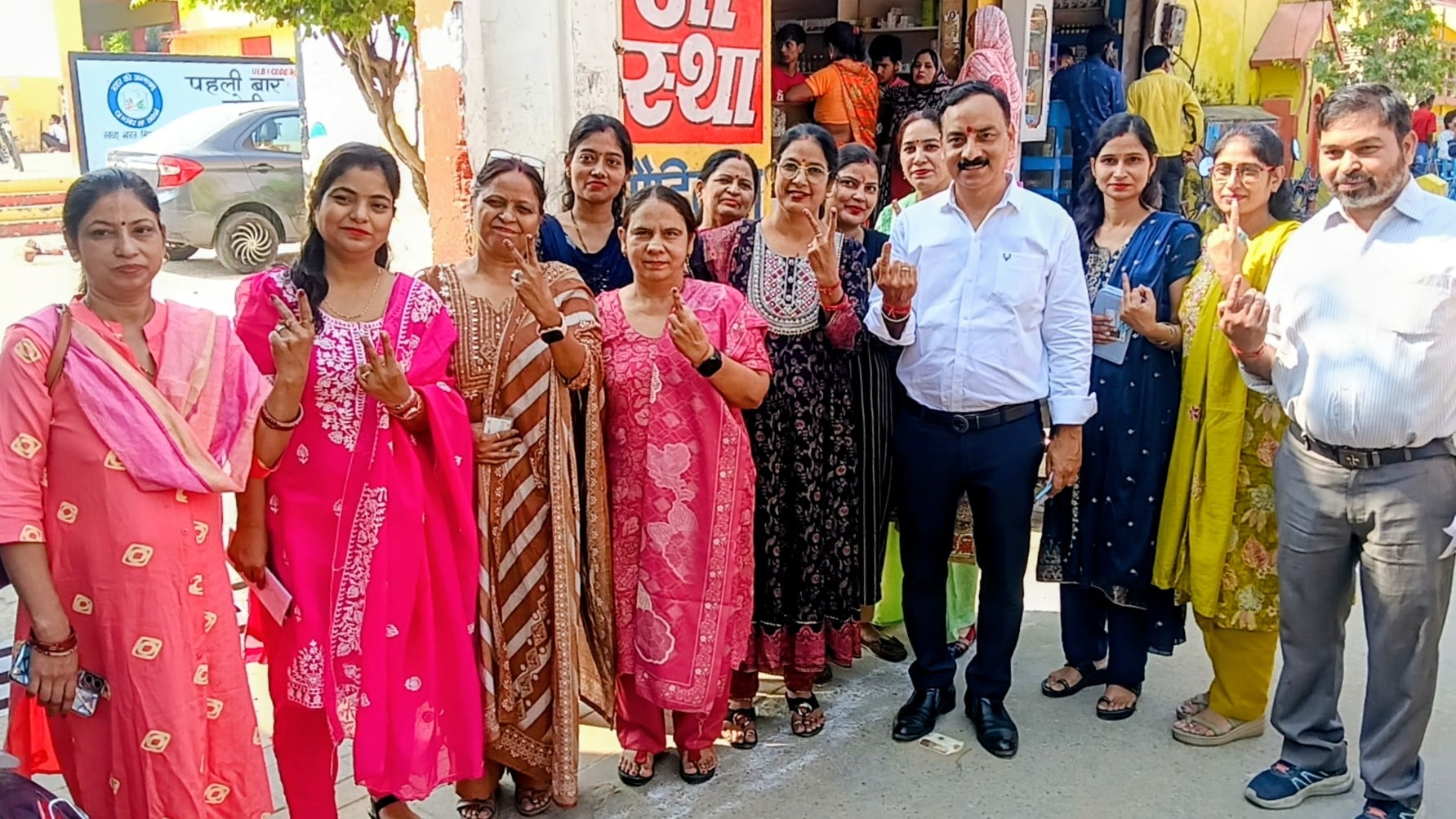 मतदान पूर्ण होने के बाद मतपेटियों के साथ रवाना होते मतदानकर्मी। (मवाना)