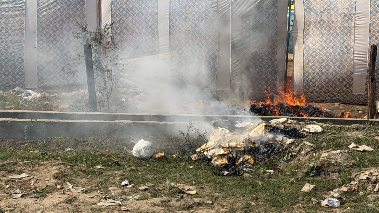 नगर के ईदगाह रोड पर जलता कूड़ा। संवाद