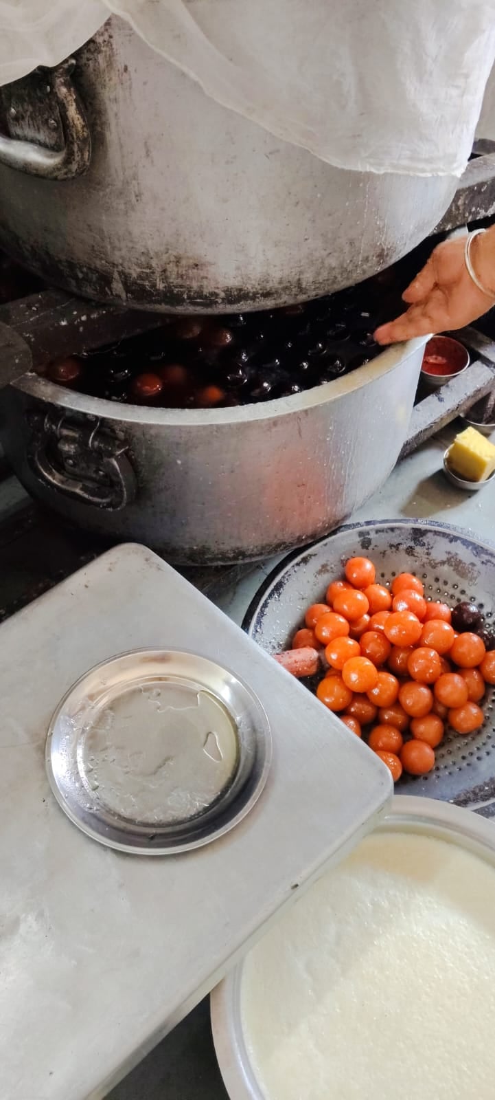 नमूने लेते खाद्य सुरक्षा विभाग की टीम के अधिकारी। विभाग नमूने लेते खाद्य सुरक्षा विभाग की टीम के अधिकारी। विभाग