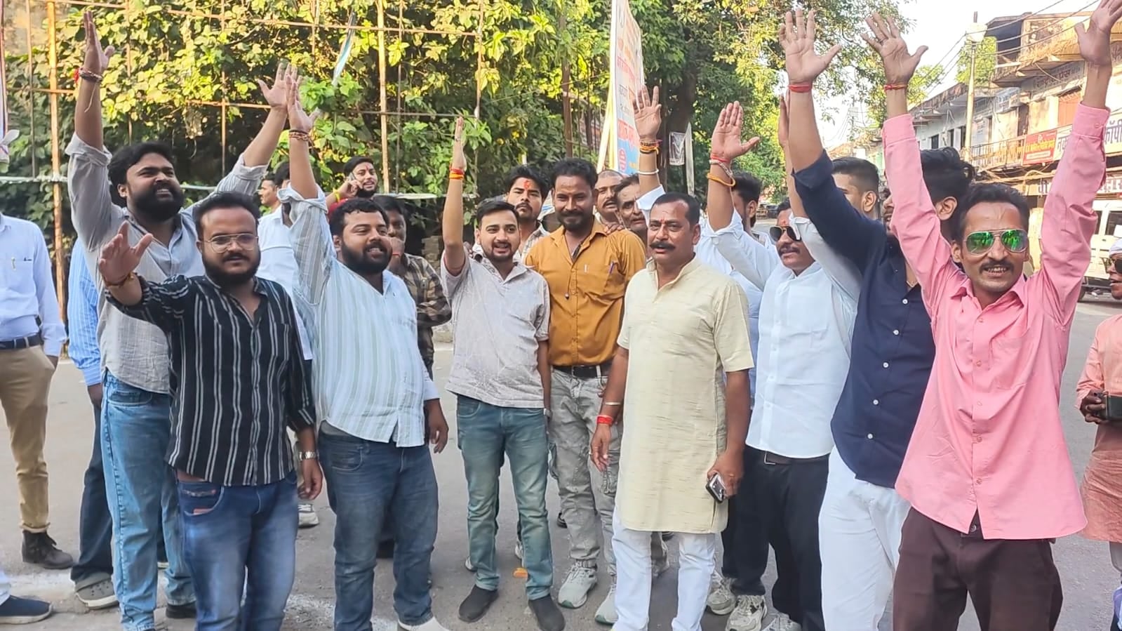 नारे लगाते सपा कार्यकर्ता साथ में जिलाध्यक्ष रामपाल यादव। संवाद