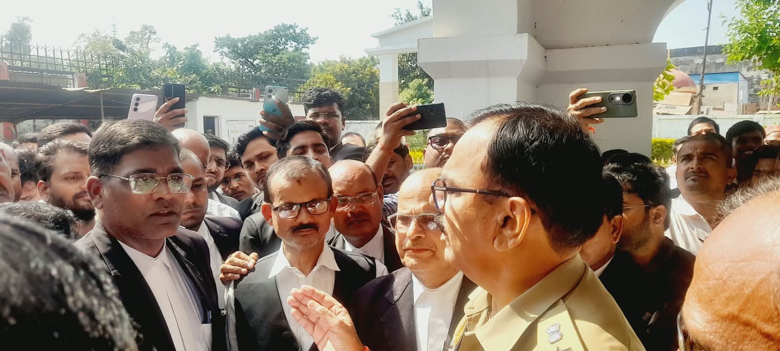 न्यायालय के पास प्रदर्शन करते अधिवक्ता स्रोत संगठन