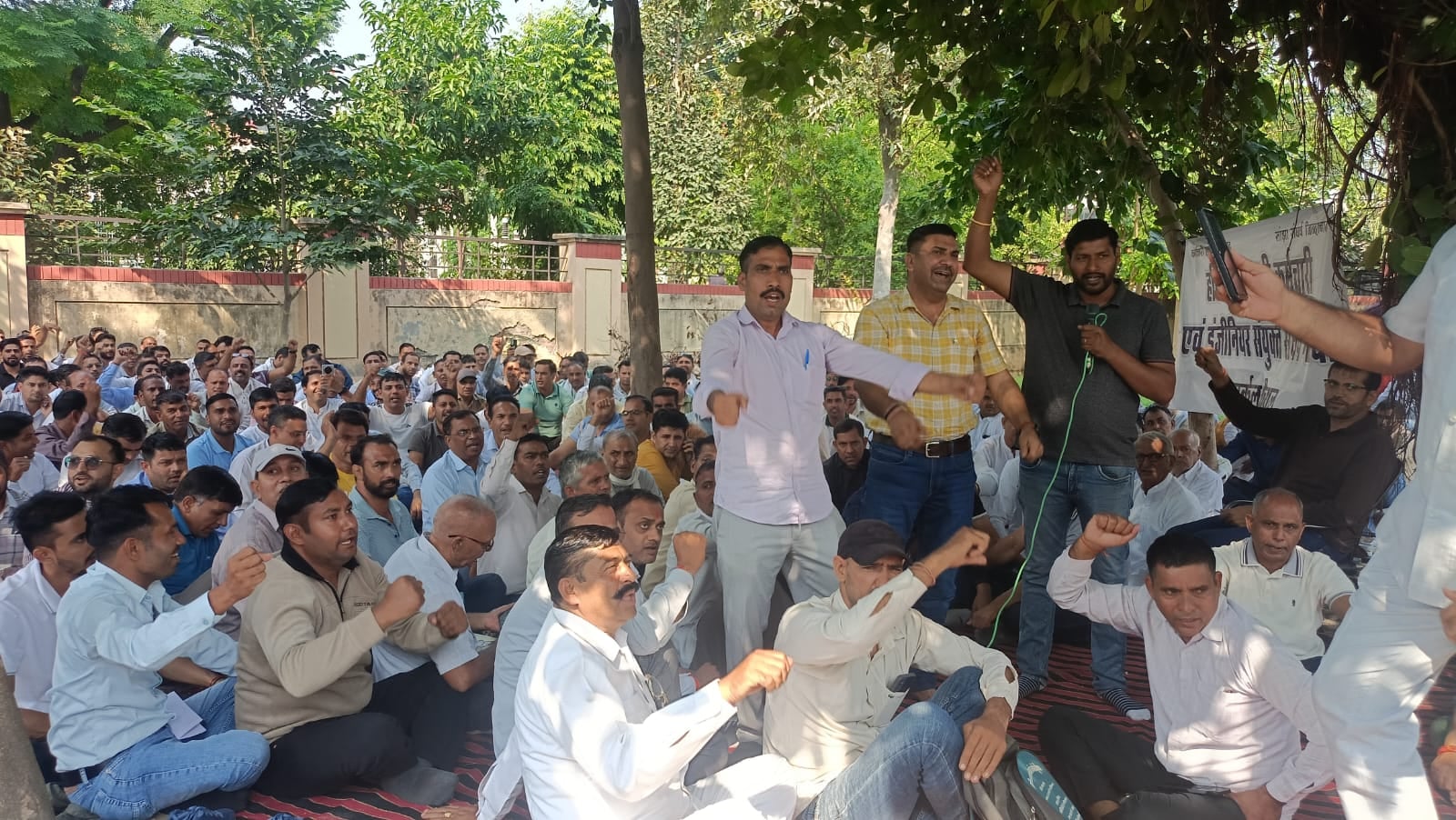 पूंडरी पावर हाउस में बिजली व्यवस्था की जानकारी लेते विधायक सतपाल जांबा।