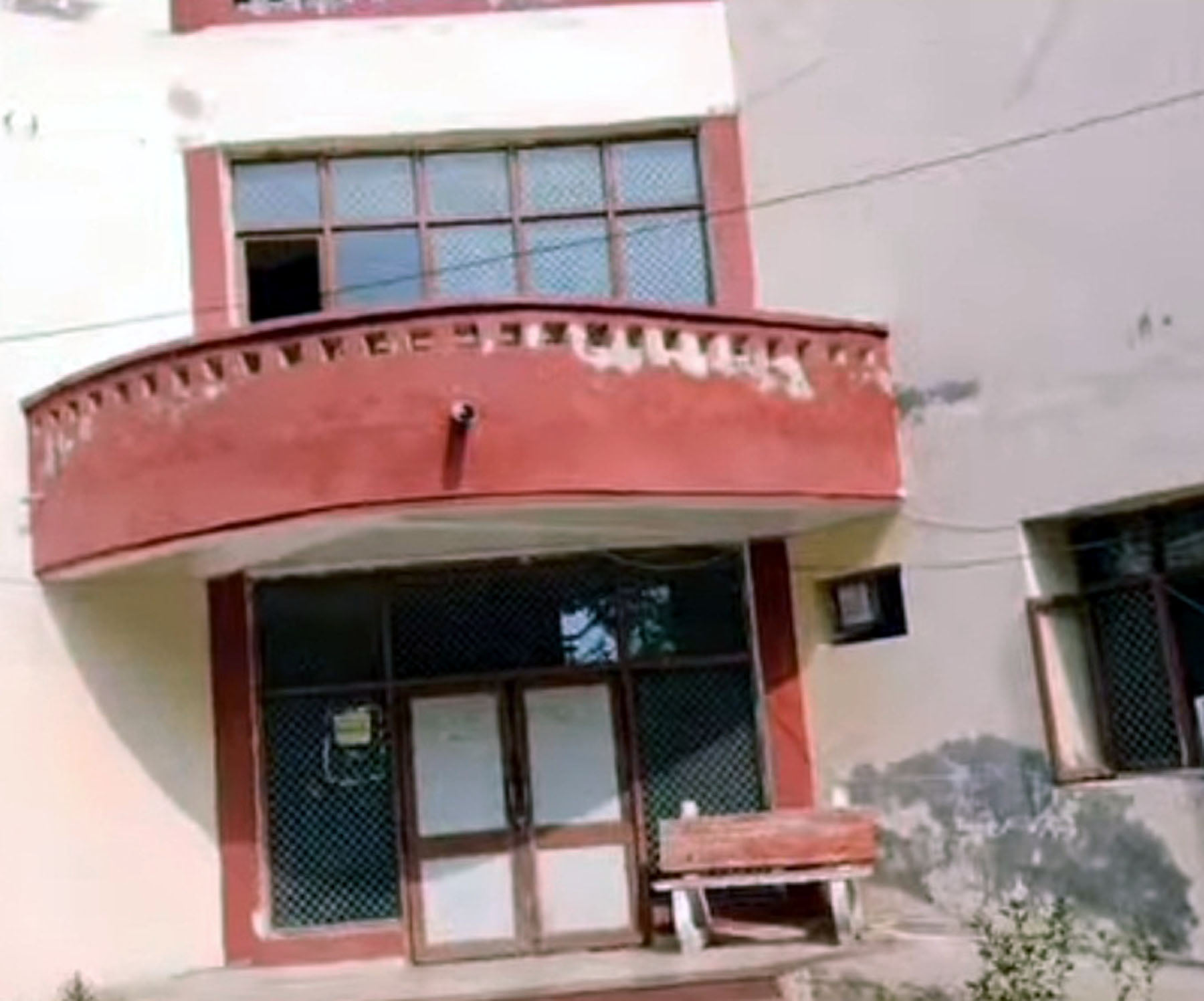 पूंडरी पावर हाउस में बिजली व्यवस्था की जानकारी लेते विधायक सतपाल जांबा।