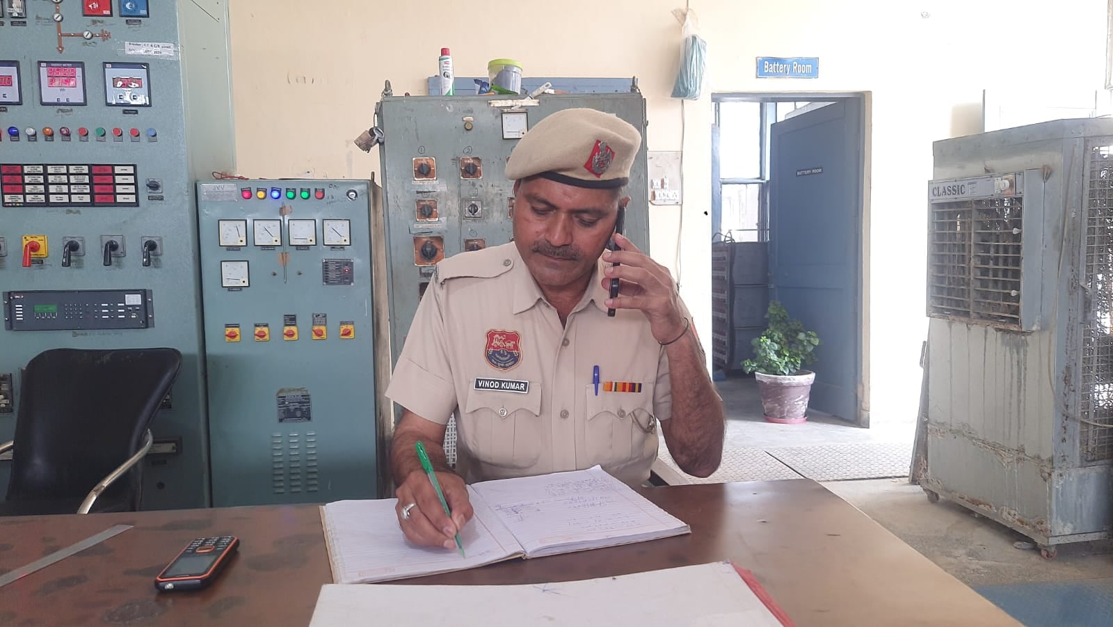 पूंडरी पावर हाउस में बिजली व्यवस्था की जानकारी लेते विधायक सतपाल जांबा।