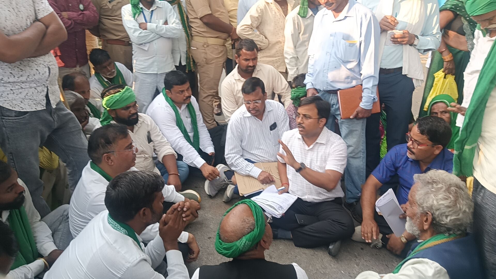 पीजीआई के नहर रोड पर धरने पर बैठे किसान यूनियन के कार्यकर्ता।