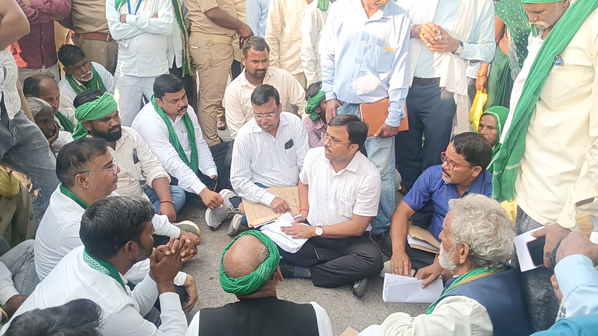 पीजीआई के नहर रोड पर धरने पर बैठे किसान यूनियन के कार्यकर्ता।