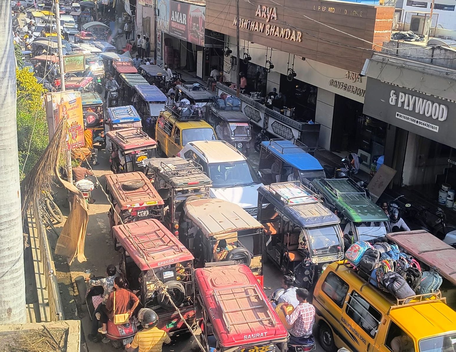 पुराने नगर निगम कार्यालय से लाल इमली चौराहे तक लगा जाम। संवाद