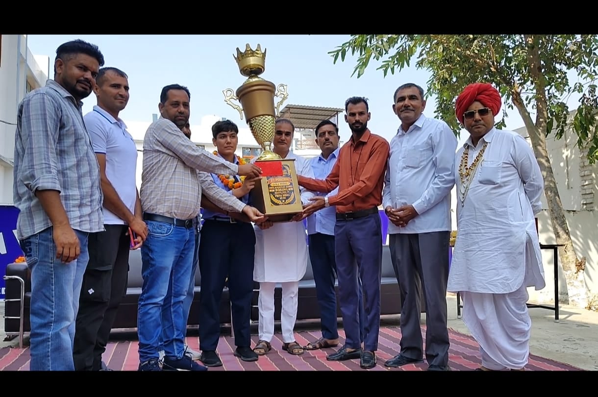 प्रिया ढुल को सम्मानित करते हुए स्कूल स्टाफ व अन्य। कोच
