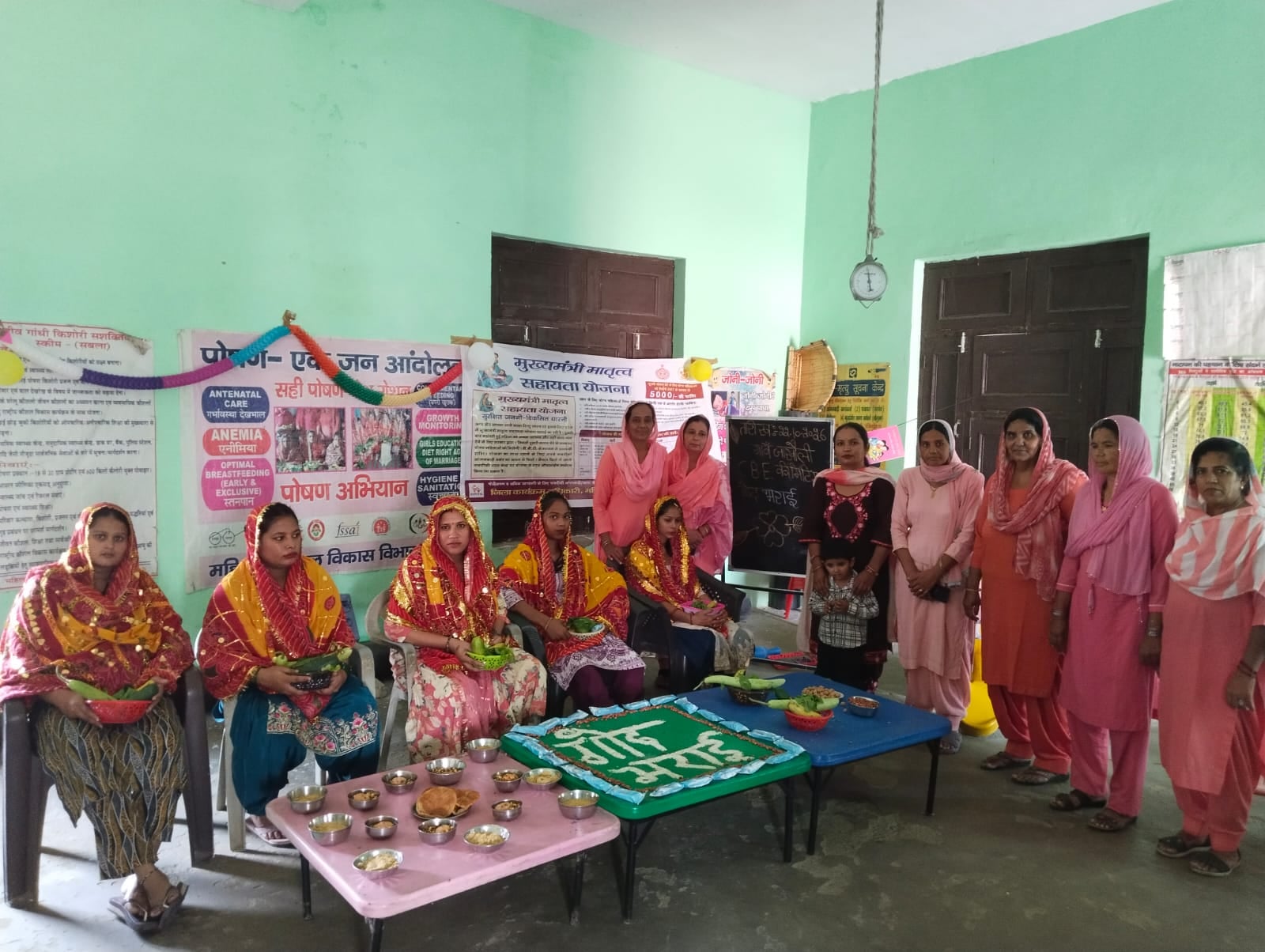 पोषण किट और फल वितरित करतीं सुपरवाइजर नीलम रानी व आंगनवाड़ी वर्कर। विज्ञप्ति