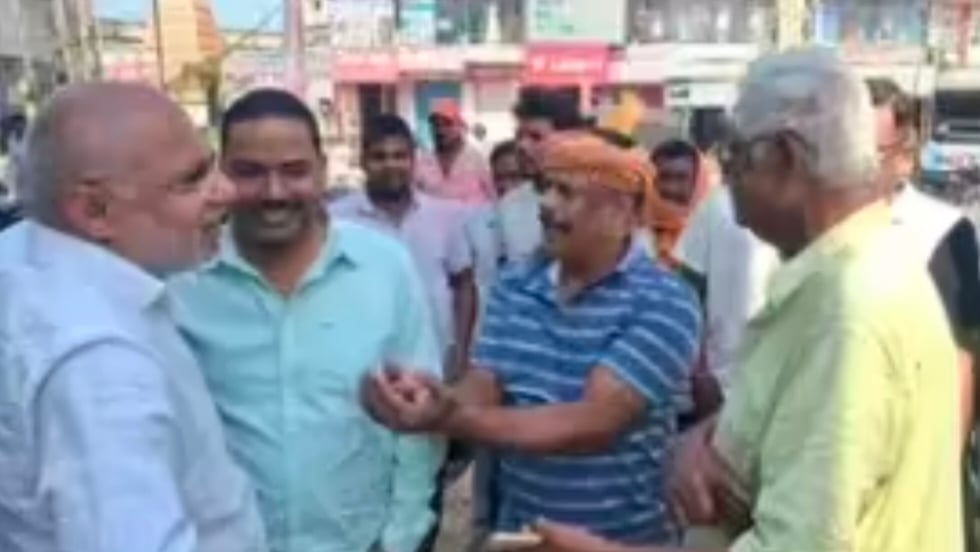 पीड़ित व्यवसायी व मौके पर जमा लोग पीड़ित व्यवसायी व मौके पर जमा लोग
