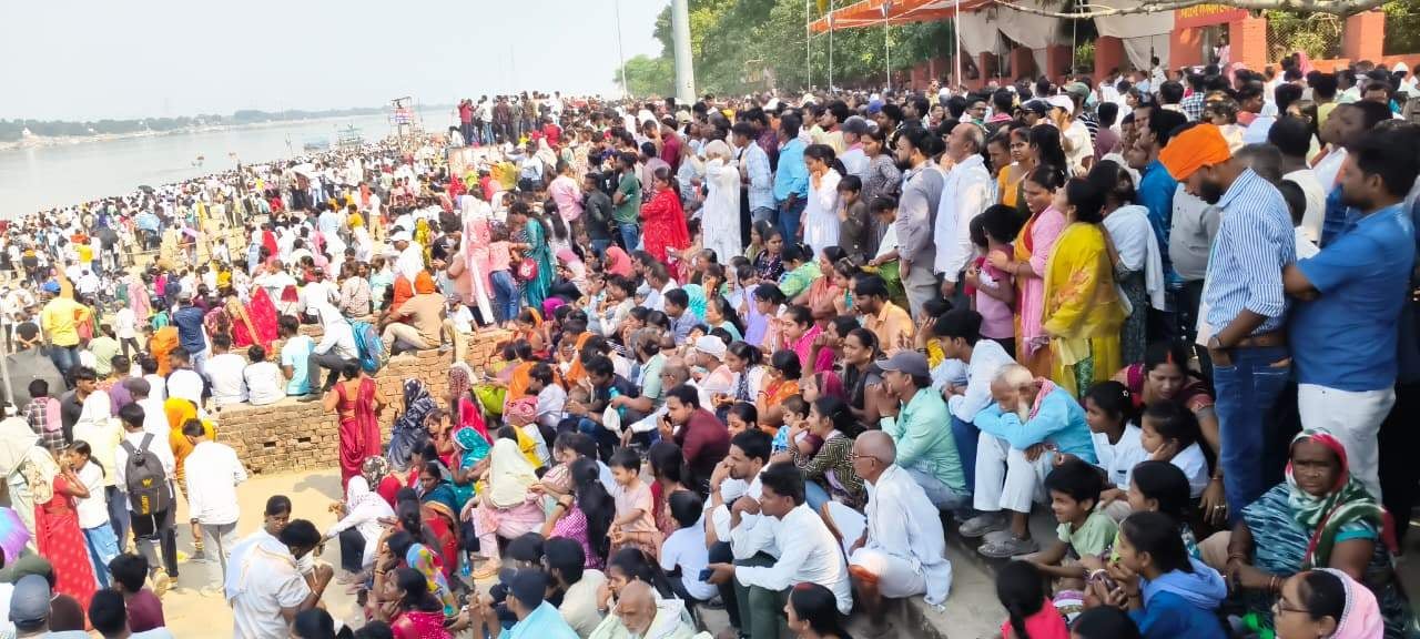 पड़ाव के डोमरी में तिरंगा बनाते विमान को देखने उमड़ी भीड़। संवाद