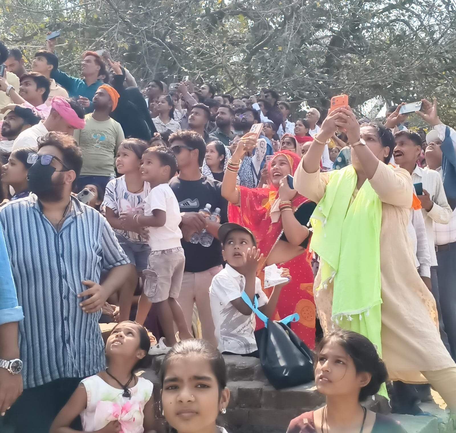 पड़ाव के डोमरी में तिरंगा बनाते विमान को देखने उमड़ी भीड़। संवाद