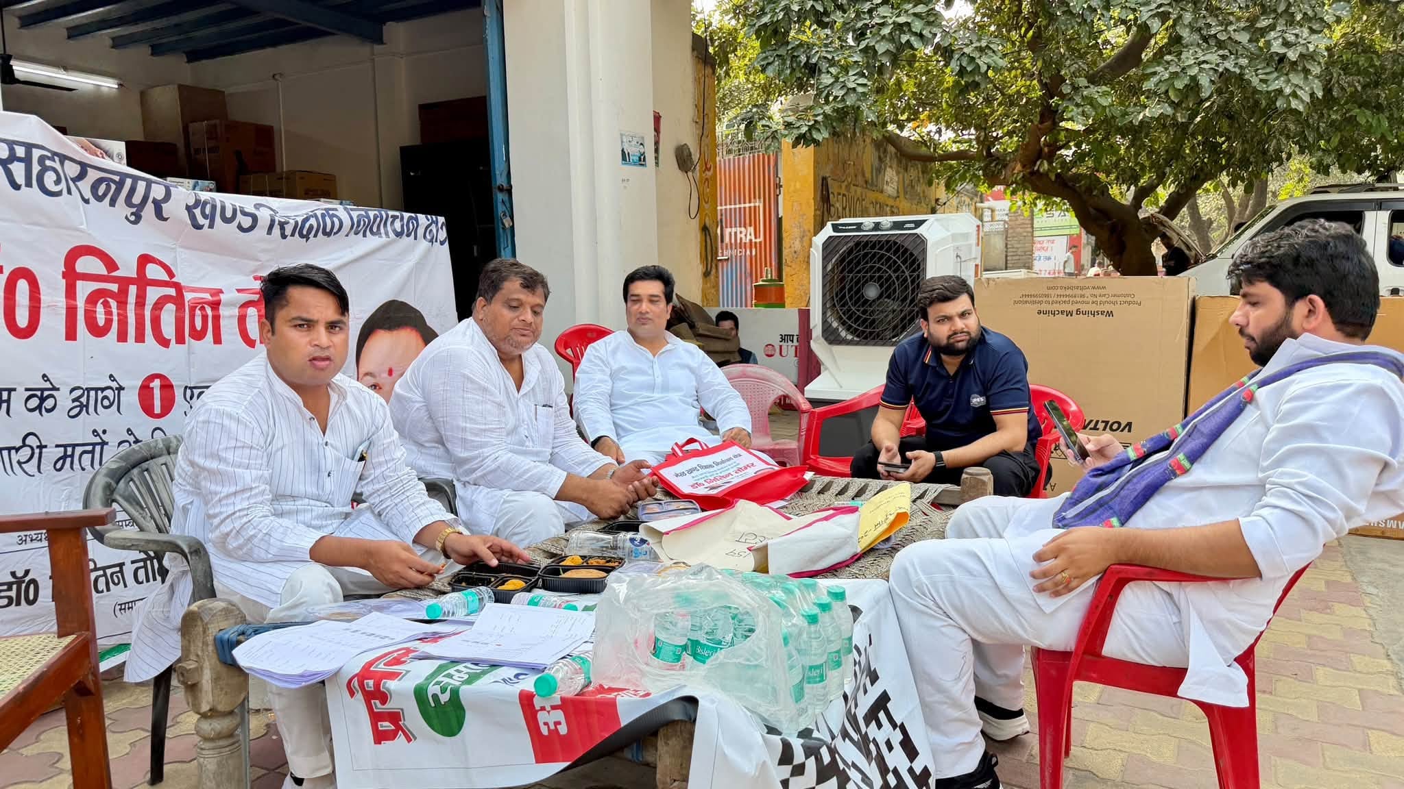 रोहटा। ब्लॉक रोहटा में एमएलसी चुनाव के दौरान चर्चा करते भाजपा कार्यकर्ता। संवाद