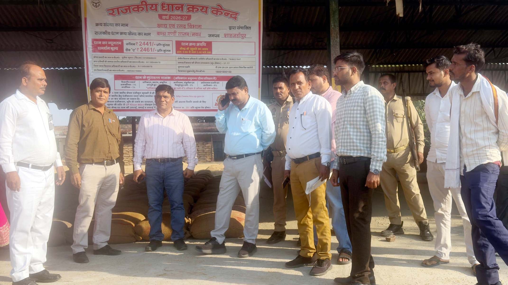 रोजा मंडी समिति परिसर में निरीक्षण के दौरान निर्देश देते विधायक अरविंद सिंह। संवाद