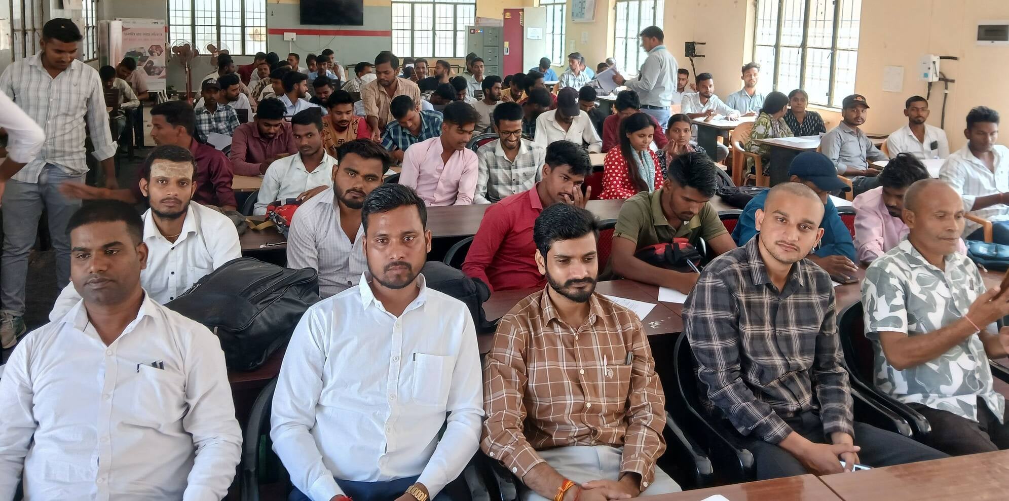 राजकीय आईटीआई में आयोजित रोजगार मेले में मौजूद लोग व साक्षात्कार लेते अधिकारी। - संवाद राजकीय आईटीआई में आयोजित रोजगार मेले में मौजूद लोग व साक्षात्कार लेते अधिकारी। - संवाद