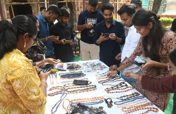  राज्य पुरातत्व निदेशालय की ओर से मनका निर्माण तकनीक की दो दिवसीय कार्यशाला मे हड़प्पा के समय क