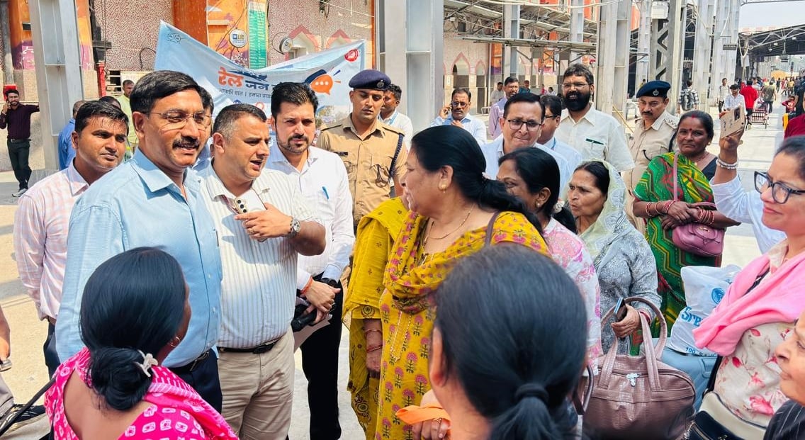 रेल यात्रियों से फीडबैक लेते अधिकारी।