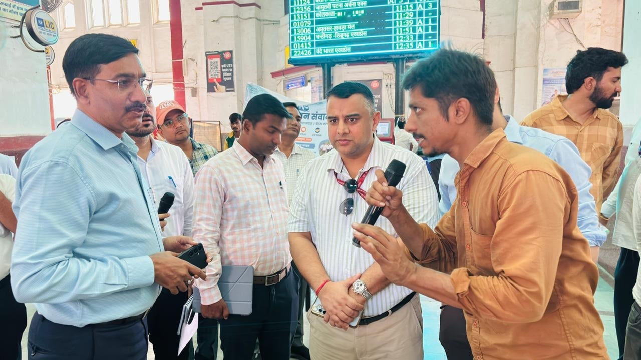 रेल यात्रियों से फीडबैक लेते अधिकारी।