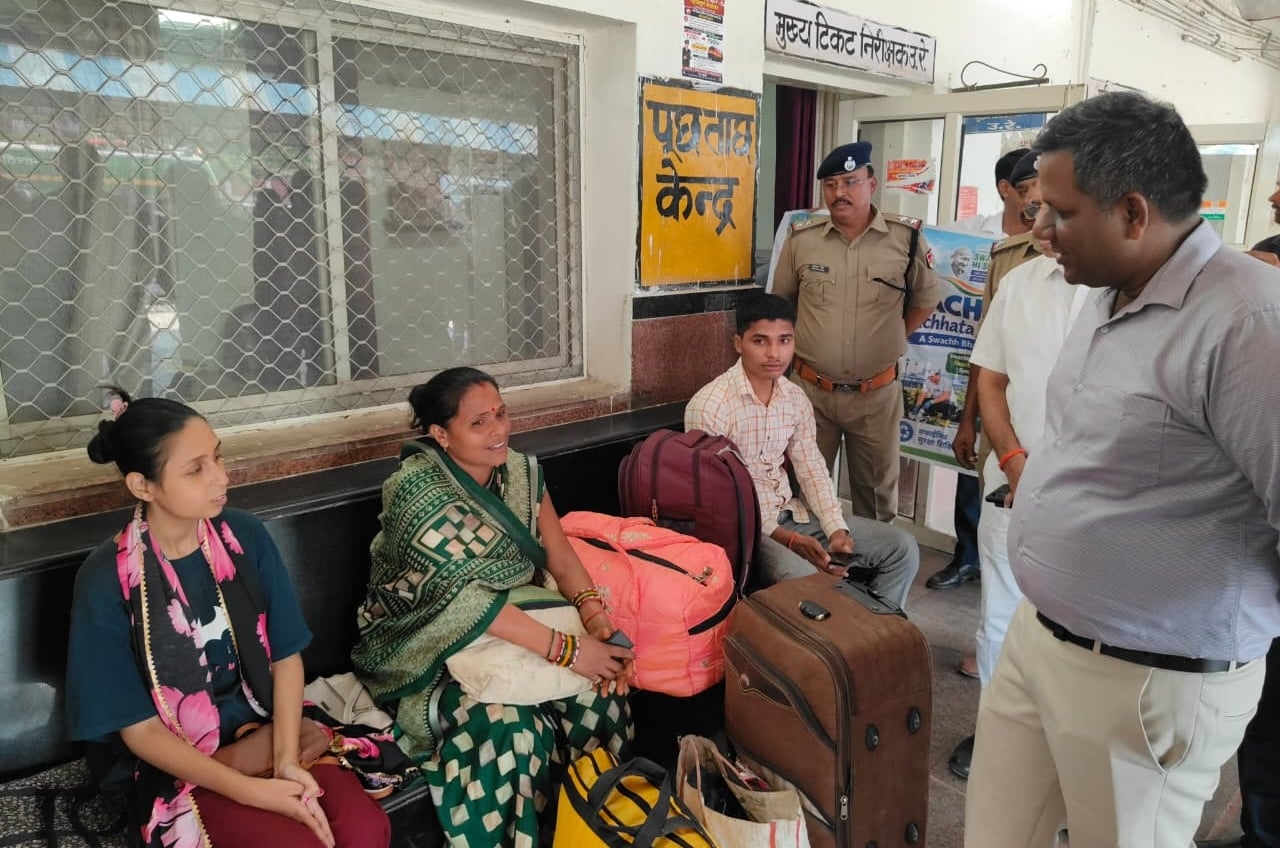 रेल यात्रियों से फीडबैक लेते अधिकारी।