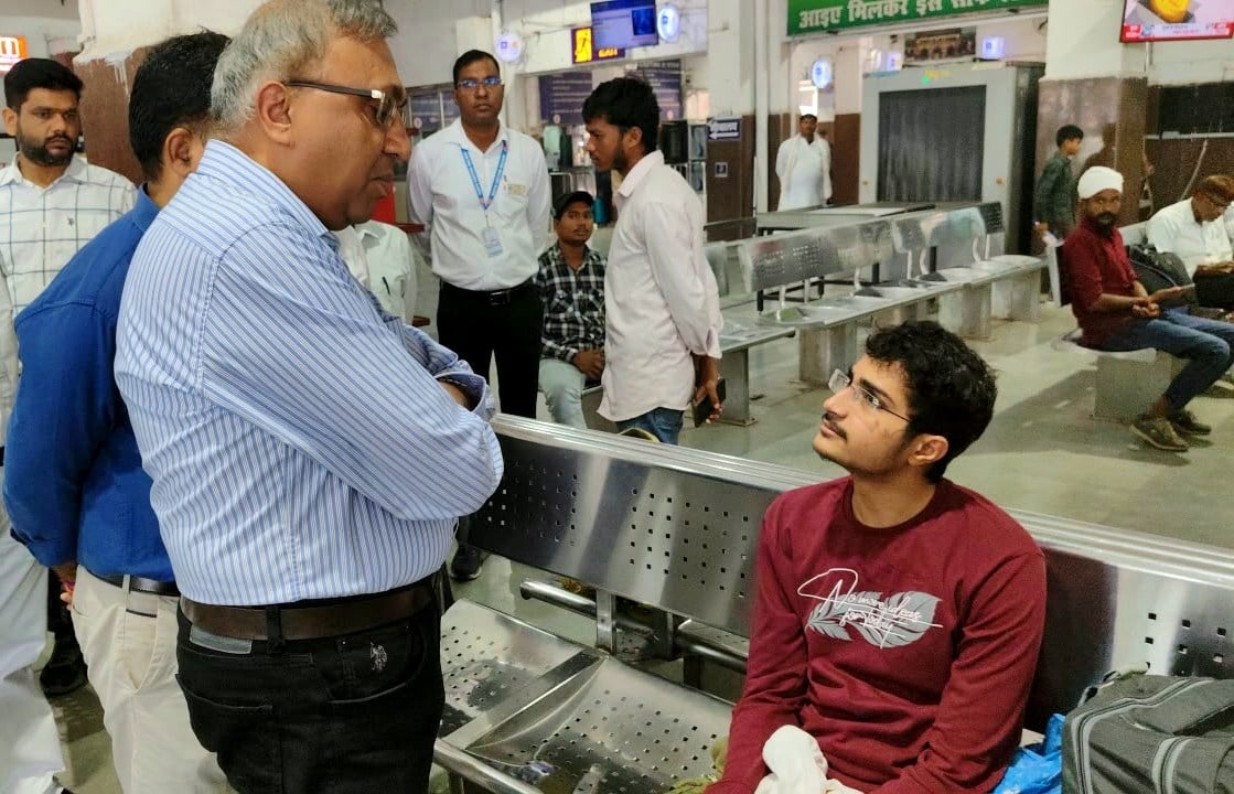 रेल यात्रियों से फीडबैक लेते अधिकारी।