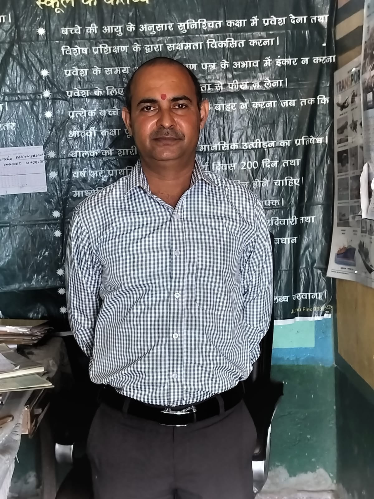 रामशहर के गुनाहा स्कूल में एक कमरे में दो कक्षाओं को पढ़ते दो अध्यापक। संवाद रामशहर के गुनाहा स्कूल में एक कमरे में दो कक्षाओं को पढ़ते दो अध्यापक। संवाद