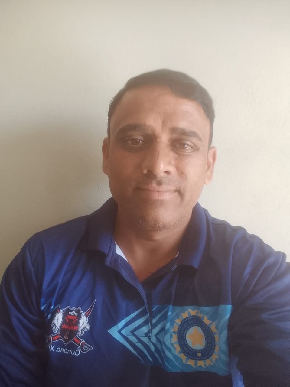 रामशहर के गुनाहा स्कूल में एक कमरे में दो कक्षाओं को पढ़ते दो अध्यापक। संवाद रामशहर के गुनाहा स्कूल में एक कमरे में दो कक्षाओं को पढ़ते दो अध्यापक। संवाद