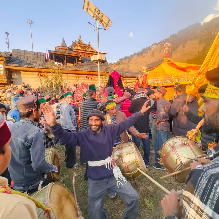 सराहन दशहरा मेले के समापन पर भगवान रघुनाथ की रथ यात्रा में उमड़े श्रद्धालु। संवाद