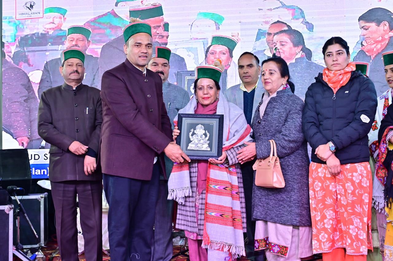 सराहन दशहरा मेले में आयोजित मिस शोणितपुर प्रतियोगिता की विजताओं को सम्मानित करते हुए अतिथि। स सराहन दशहरा मेले में आयोजित मिस शोणितपुर प्रतियोगिता की विजताओं को सम्मानित करते हुए अतिथि। स