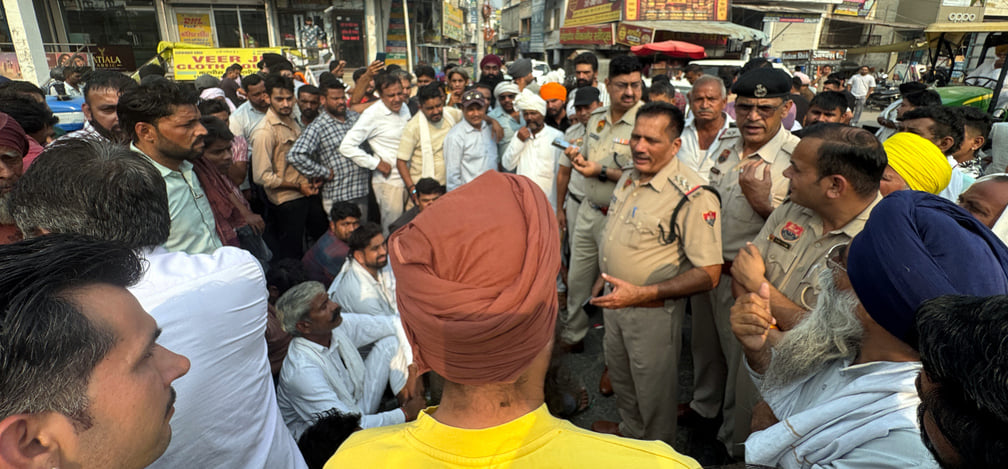 शहर में बिजली गुल होने से बाजार सूने हुये। संवाद शहर में बिजली गुल होने से बाजार सूने हुये। संवाद