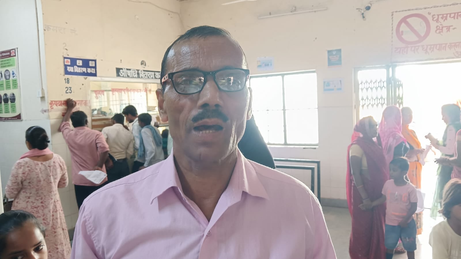 शहरी प्राथमिक स्वास्थ्य केंद्र जलीकोठी में ब्लड प्रेशर की जांच करतीं कर्मचारी। संवाद