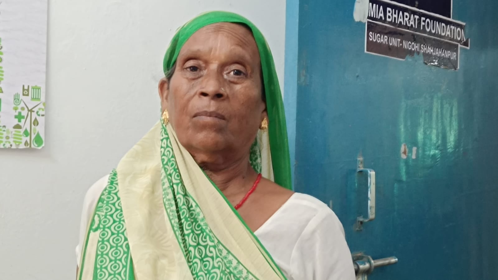 शहरी प्राथमिक स्वास्थ्य केंद्र जलीकोठी में ब्लड प्रेशर की जांच करतीं कर्मचारी। संवाद