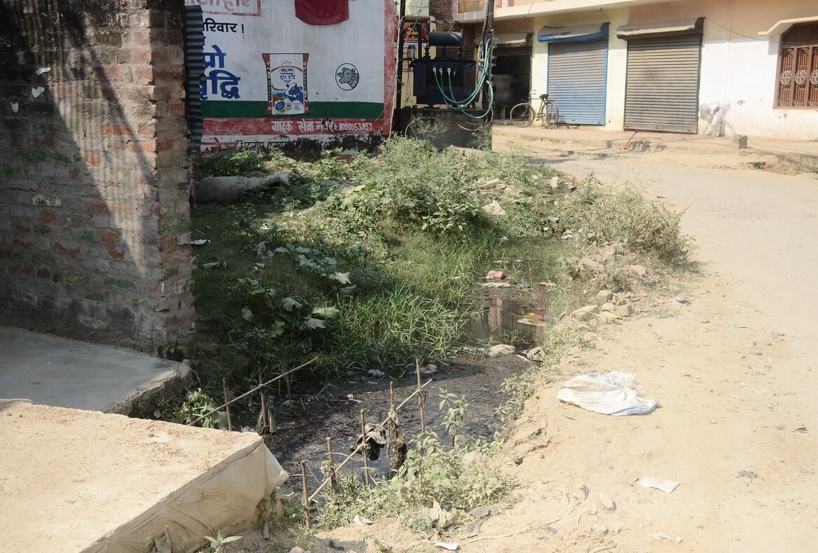 शिक्षक नगर में अधूरा पड़ा नाला निर्माण। संवाद