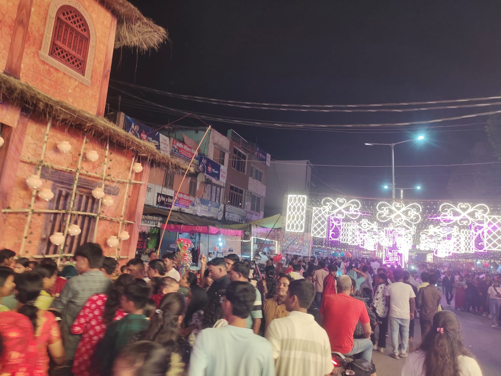 दुर्गा पूजा मेला में दुकानों पर खरीदारी करते लोग संवाद