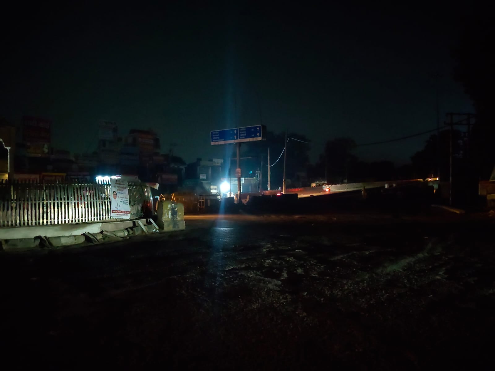 धारूहेड़ा सब डिविजन में हड़ताल पर बैठे कर्मचारी ओर तैनात पुलिसकर्मी। संवाद
