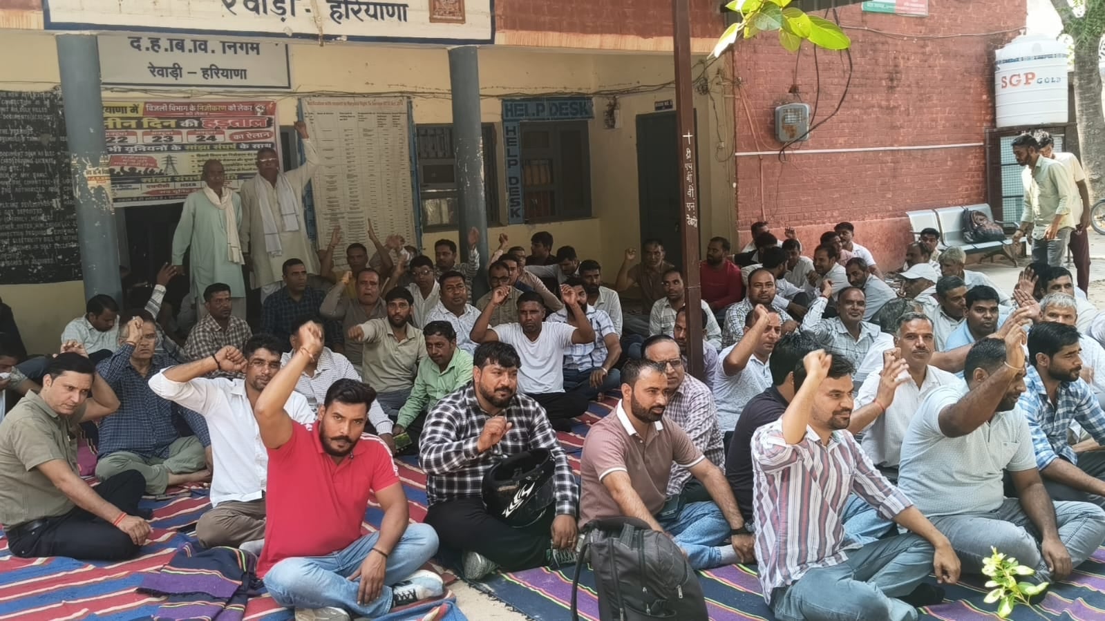 धारूहेड़ा सब डिविजन में हड़ताल पर बैठे कर्मचारी ओर तैनात पुलिसकर्मी। संवाद