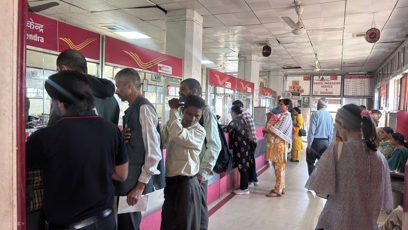 धर्मशाला डाकघर में खराब पड़ी सेल्फ बुकिंग मशीन। संवाद