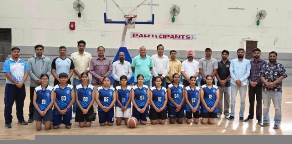 विजेता बास्केटबॉल खिलाड़ी प्राचार्य व स्टाफ के साथ। विज्ञप्ति विजेता बास्केटबॉल खिलाड़ी प्राचार्य व स्टाफ के साथ। विज्ञप्ति