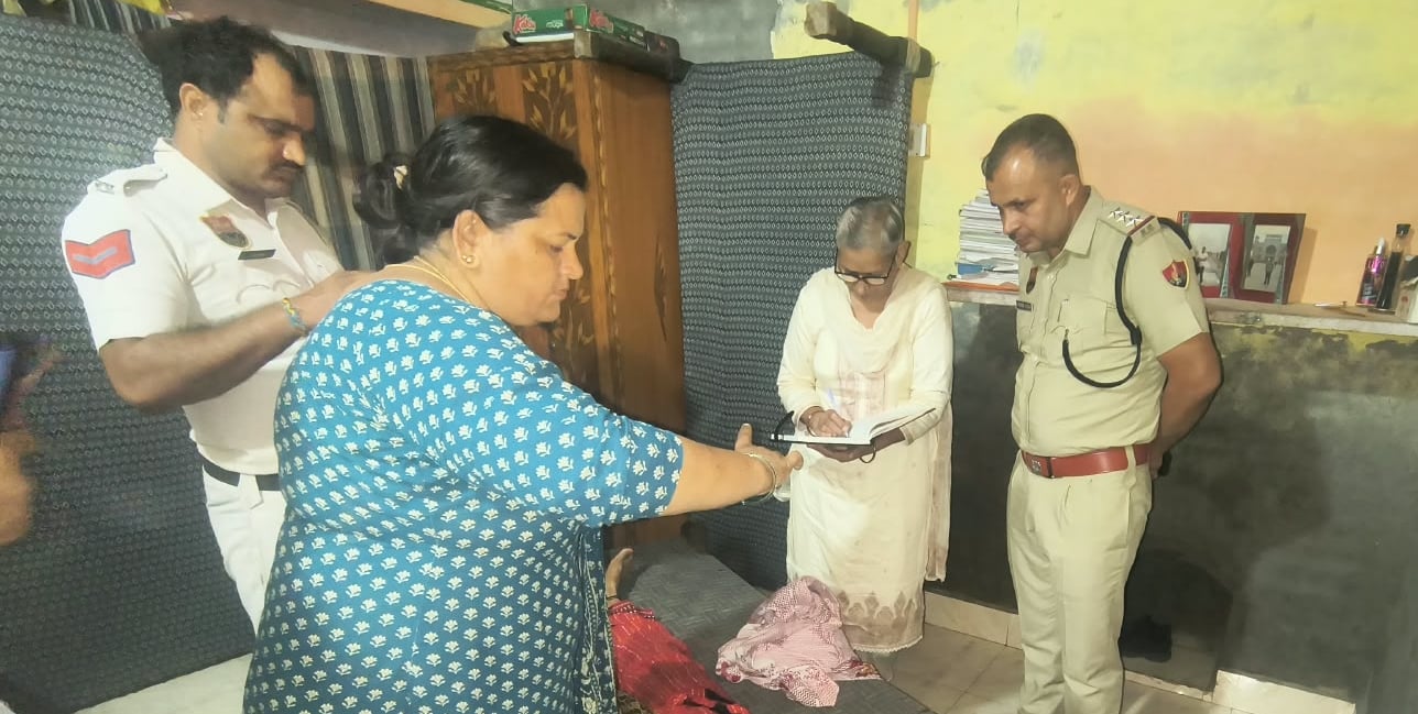 51-रोहतक के गांव बहुअकबरपुर में महिला की मौत के बाद मौके पर पहुंचे मृतक महिला के परिजन। संवाद 51-रोहतक के गांव बहुअकबरपुर में महिला की मौत के बाद मौके पर पहुंचे मृतक महिला के परिजन। संवाद