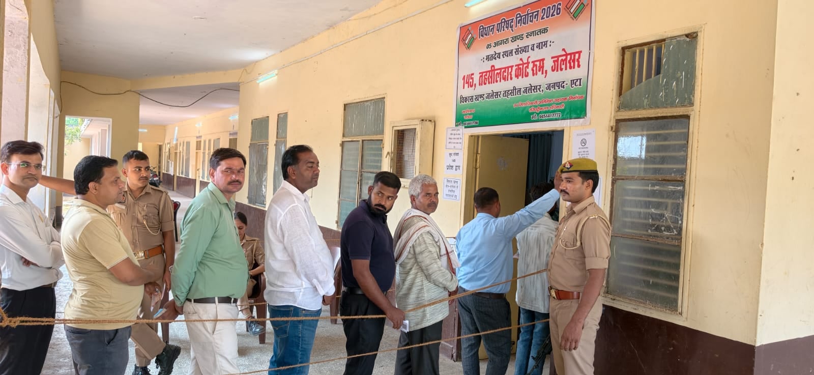 आगरा खंड स्नातक एवं शिक्षक निर्वाचन में एटा के क्रिश्वियन इंटर कॉलेज से मतदान के बाद खुशी जतात